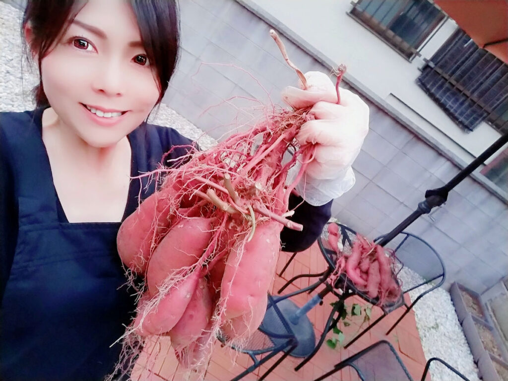 豊作の紅はるかを持って記念撮影