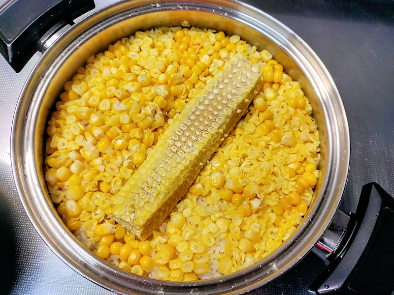 芯ごと炊いたとうもろこしご飯