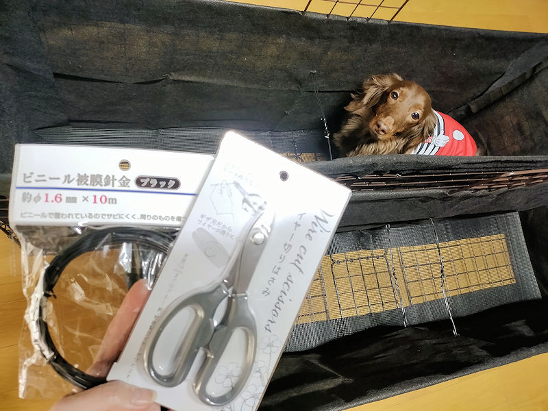 大型手作りプランターの中央をワイヤーで補強する工程とレオン