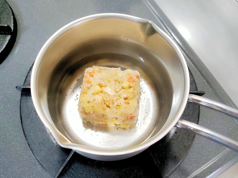 小分け冷凍した野菜をミルクパンで煮る様子