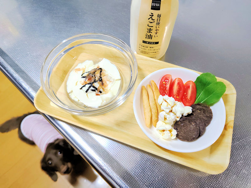 手作り豆腐とえごま油、市販おやつのレオンのお夜食