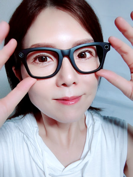 スマートグラスを通常の位置で装着した様子