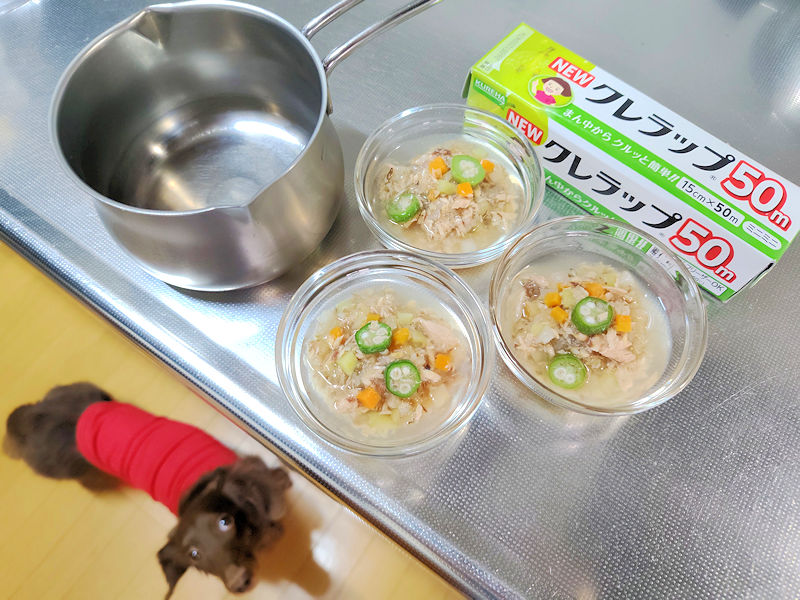 まぐろと野菜スープを1食分ずつ分けた様子